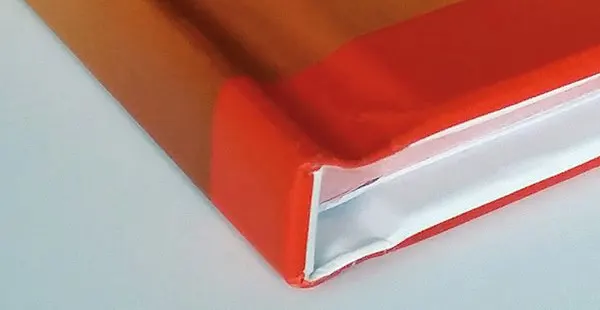 Livre avec une couverture rigide de type BD