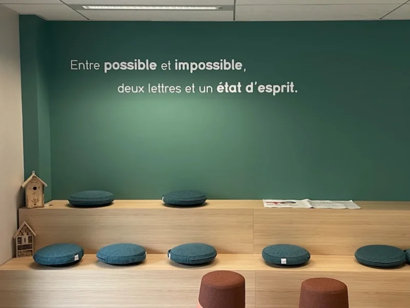 Lettre adhésive murale